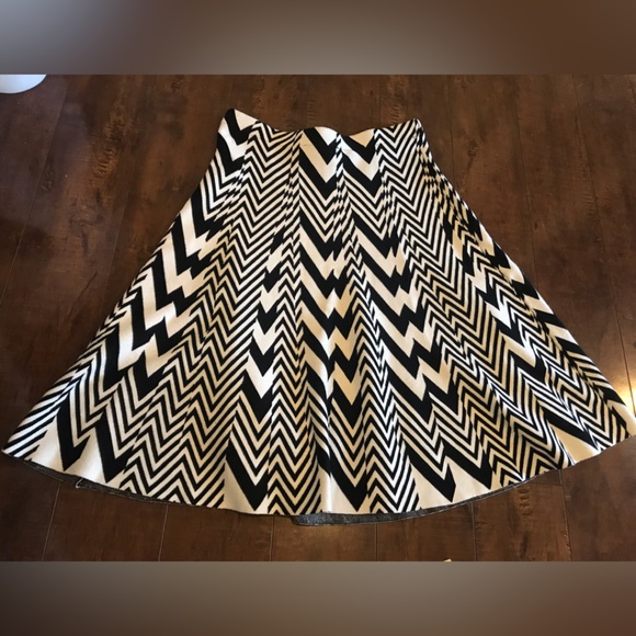 Sioni Black White Zigzag Pattern elastic waistband Midi Skirt size Medium - Picture 4 of 9